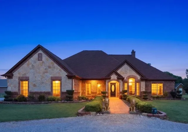 Photo 2 of Single family home for sale at 25452 Williams Dr, Justin, TX 76247 | MLS# 21244088 | Listing updated on 2026-07-10
