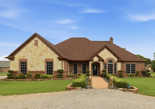 Photo 3 of Single family home for sale at 25452 Williams Dr, Justin, TX 76247 | MLS# 21244088 | Listing updated on 2026-07-10