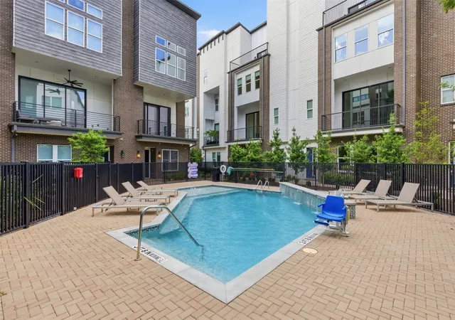 Photo 2 of Townhouse for sale at 381 E Greenbriar Ln #1002, Dallas, TX 75203 | MLS# 21245341 | Listing updated on 2026-08-05