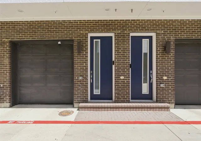 Photo 3 of Townhouse for sale at 381 E Greenbriar Ln #1002, Dallas, TX 75203 | MLS# 21245341 | Listing updated on 2026-08-05