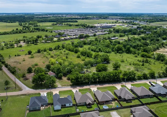 Photo 3 of House for sale at 520 E Eubank St, Mabank, TX 75147 | MLS# 21243013 | Listing updated on 2026-09-24