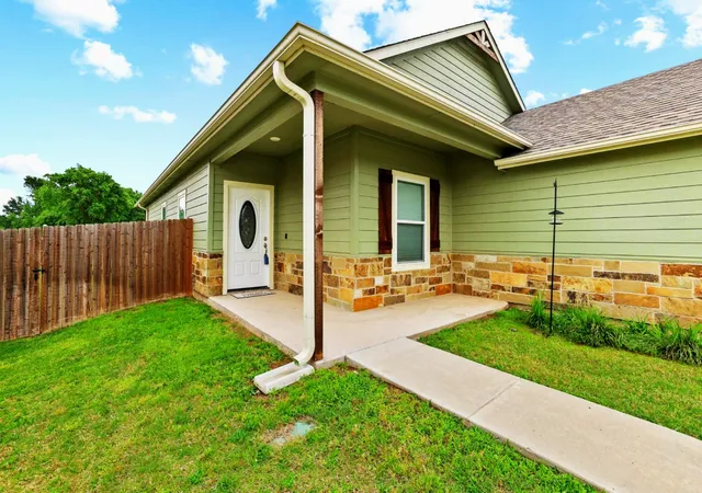 Photo 2 of Single family home for sale at 1512 Kennedy St, Bonham, TX 75418 | MLS# 21240426 | Listing updated on 2026-08-27