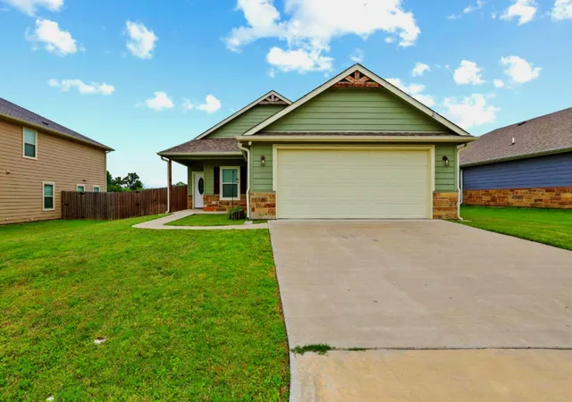 Photo 3 of Single family home for sale at 1512 Kennedy St, Bonham, TX 75418 | MLS# 21240426 | Listing updated on 2026-08-27