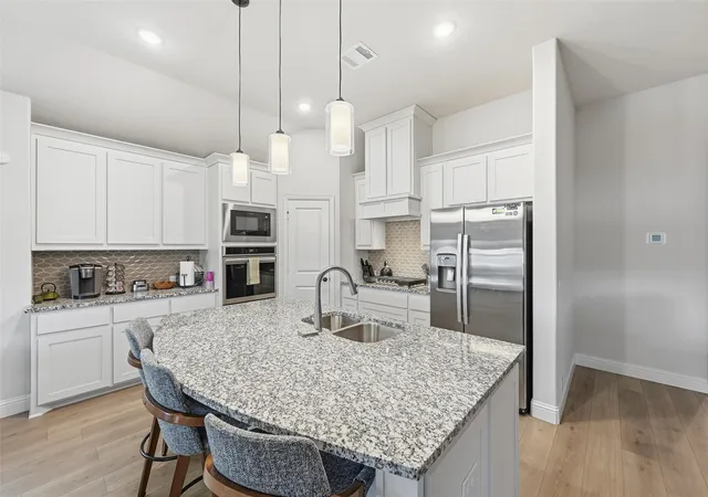 Photo 3 of Single family home for sale at 129 Fireberry Dr, Glenn Heights, TX 75154 | MLS# 21243211 | Listing updated on 2026-07-21