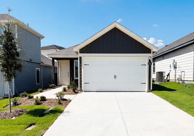 Photo 1 of Sale Pending at 1643 Blaire Dr, Tyler, TX 75702 | MLS# 21246251 | Listing updated on 2026-10-06