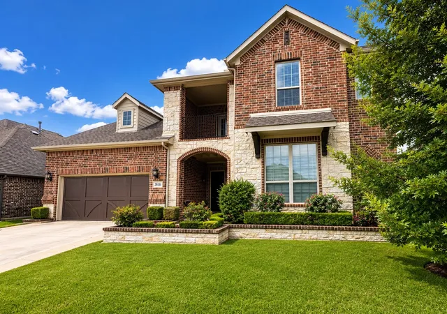 Photo 2 of Sale Pending at 2818 Twin Ridge Dr, Arlington, TX 76001 | MLS# 21235130 | Listing updated on 2026-07-22