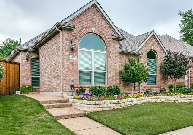 Homes for sale in Irving, TX | 303 Old York Rd, Irving, TX 75063 | MLS# 21244226