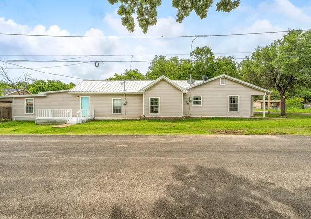 Photo 3 of House for sale at 1391 N Paddock St, Stephenville, TX 76401 | MLS# 21242182 | Listing updated on 2026-09-18