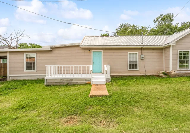 Photo 4 of House for sale at 1391 N Paddock St, Stephenville, TX 76401 | MLS# 21242182 | Listing updated on 2026-09-18