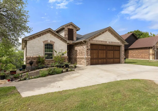 Photo 4 of Single family home for sale at 8828 Sundance Pl Ct, Granbury, TX 76049 | MLS# 21245960 | Listing updated on 2026-08-17