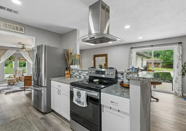 Photo 2 of Single family home for sale at 2306 W Five Mile Pkwy, Dallas, TX 75224 | MLS# 21246661 | Listing updated on 2026-07-28