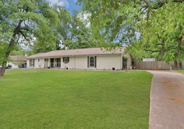 Photo 2 of Single family home for sale at 126 Oak Ln, Burleson, TX 76028 | MLS# 21245611 | Listing updated on 2026-09-18