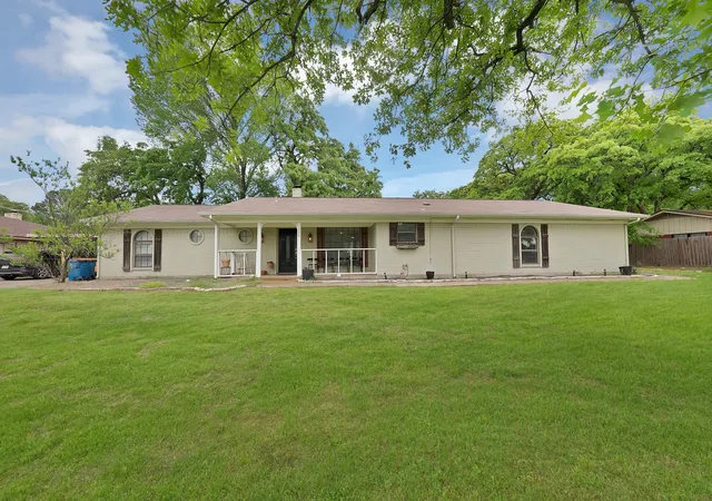 Photo 3 of Single family home for sale at 126 Oak Ln, Burleson, TX 76028 | MLS# 21245611 | Listing updated on 2026-09-18
