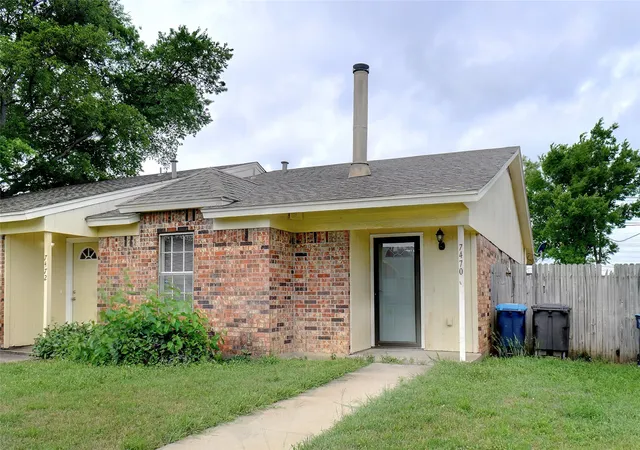 Photo 2 of Sale Pending at 7470 Tiffany Meadows Ln, Fort Worth, TX 76140 | MLS# 21233552 | Listing updated on 2026-09-02