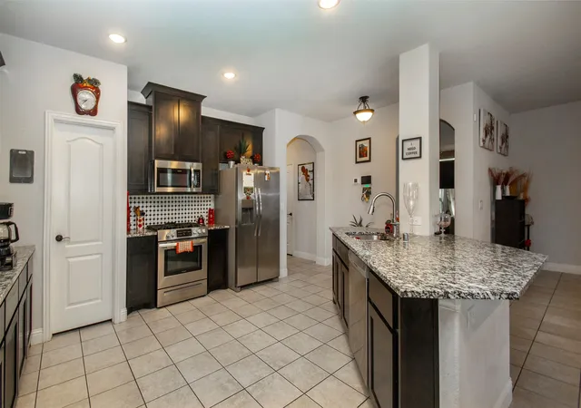 Photo 4 of Single family home for sale at 1097 Raptor Rd, Alvarado, TX 76009 | MLS# 21241037 | Listing updated on 2026-08-03