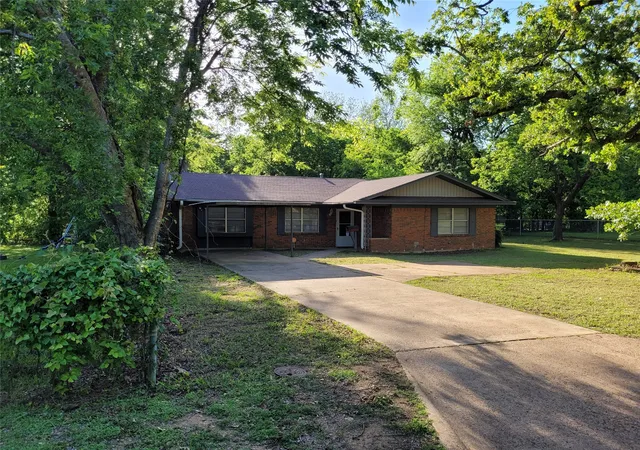 Homes for sale in Paris, TX | 410 Sw 22nd, Paris, TX 75460 | MLS# 21245625