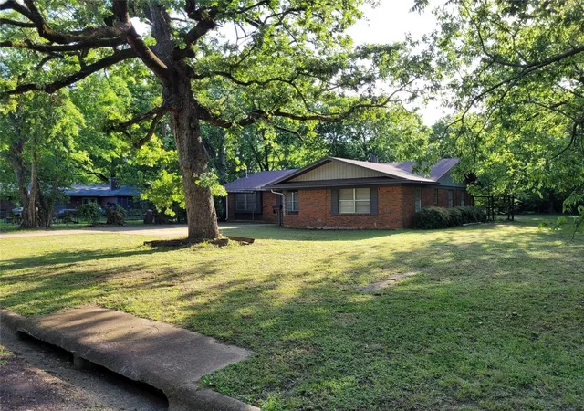 Homes for sale in Paris, TX | 410 Sw 22nd, Paris, TX 75460 | MLS# 21245625
