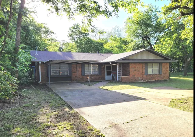 Homes for sale in Paris, TX | 410 Sw 22nd, Paris, TX 75460 | MLS# 21245625