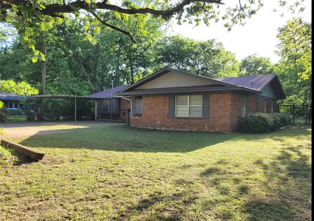 Homes for sale in Paris, TX | 410 Sw 22Nd, Paris, TX 75460 | MLS# 21245625