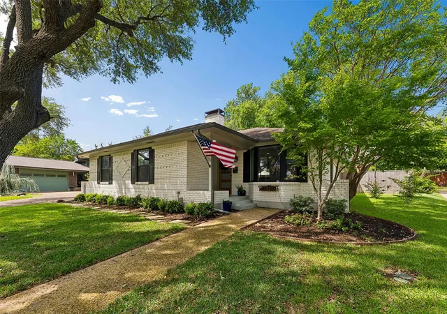 Photo 2 of Single family home for sale at 6735 Kingsbury Dr, Dallas, TX 75231 | MLS# 21239099 | Listing updated on 2026-08-30