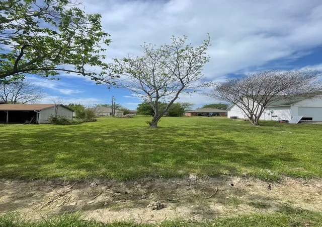 Homes for sale in Gun Barrel City, TX | 215 Flying Bridge Rd, Gun Barrel City, TX 75156 | MLS# 21247062