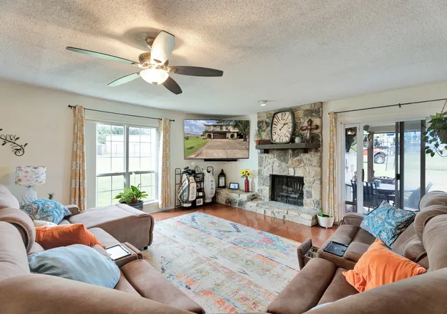 4th image of 4507 Overlook Ct, Granbury, TX 76049 | MLS# 21239026