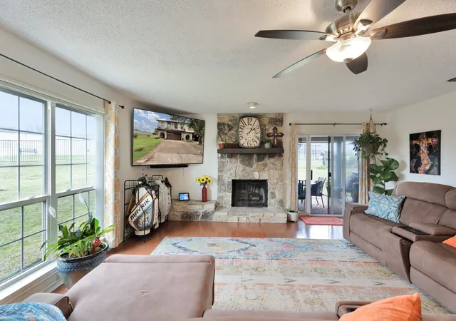 5th image of 4507 Overlook Ct, Granbury, TX 76049 | MLS# 21239026