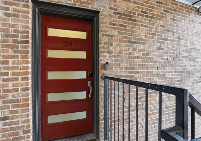 Listing Photo 2 - Condo for sale in building located at 1320 May St, Fort Worth, TX 76104 - Unit #214