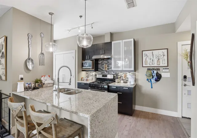 Listing Photo 5 - Condo for sale in building located at 1320 May St, Fort Worth, TX 76104 - Unit #214