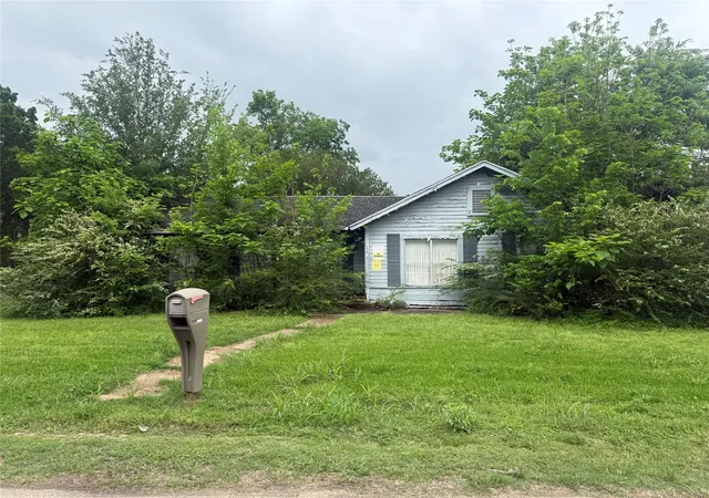 Photo 1 of Single family home for sale at 401 W Evans Ave, Bonham, TX 75418 | MLS# 21243301 | Listing updated on 2026-09-17