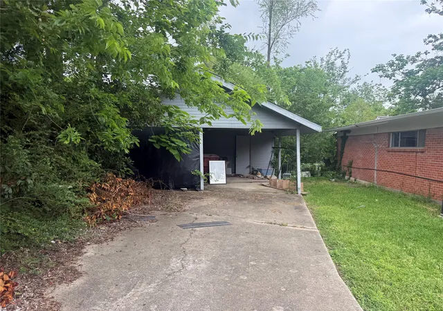 Photo 2 of Single family home for sale at 401 W Evans Ave, Bonham, TX 75418 | MLS# 21243301 | Listing updated on 2026-09-17