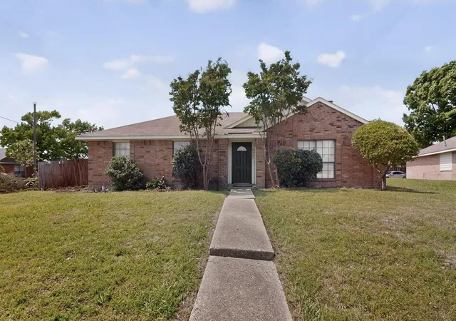 Homes for sale in Rowlett, TX | 2305 Rockbluff Ct, Rowlett, TX 75088 | MLS# 21243811