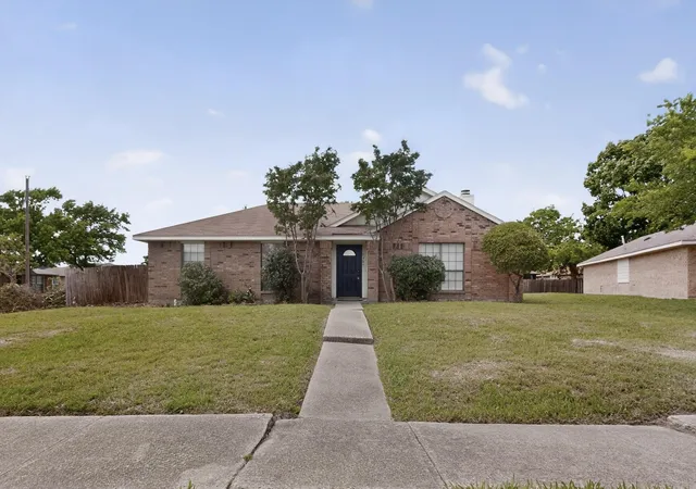 Homes for sale in Rowlett, TX | 2305 Rockbluff Ct, Rowlett, TX 75088 | MLS# 21243811