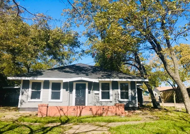 Photo 1 of Single family home for sale at 106 W Decatur St, Ennis, TX 75119 | MLS# 21247647 | Listing updated on 2026-08-24
