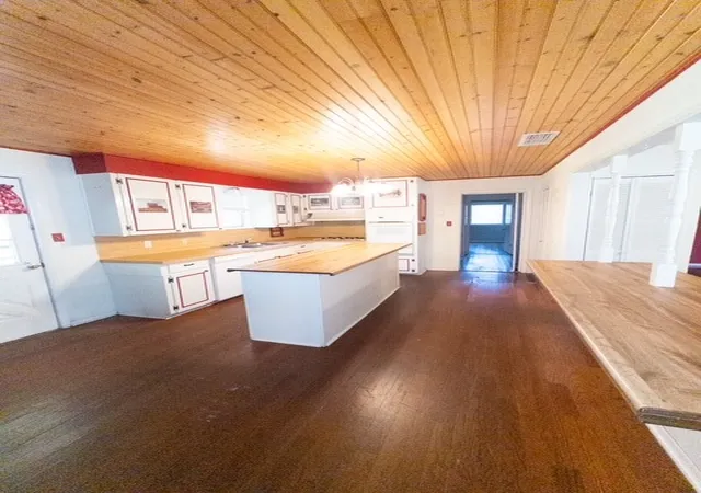 Photo 4 of Single family home for sale at 613 Laurel Rd, Athens, TX 75751 | MLS# 21247652 | Listing updated on 2026-09-22