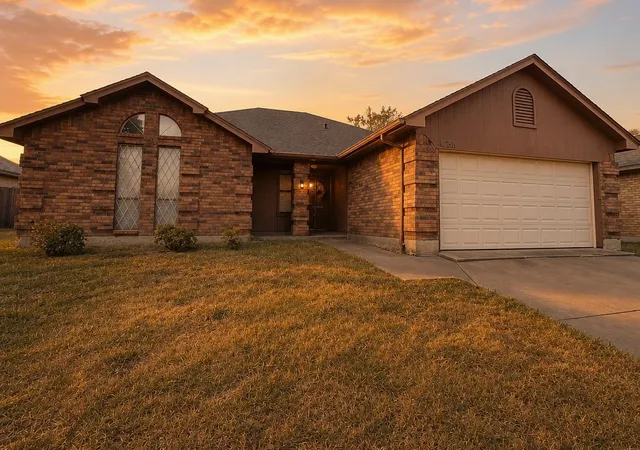Photo 1 of Single family home for sale at 6206 Aires Dr, Arlington, TX 76001 | MLS# 21243251 | Listing updated on 2026-10-01