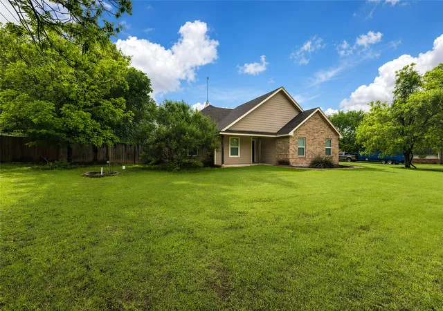 Photo 2 of Single family home for sale at 405 Kimbrough Rd, Azle, TX 76020 | MLS# 21242098 | Listing updated on 2026-07-24