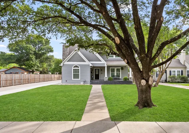 Photo 3 of Single family home for sale at 726 Griffith Ave, Terrell, TX 75160 | MLS# 21244324 | Listing updated on 2026-09-01