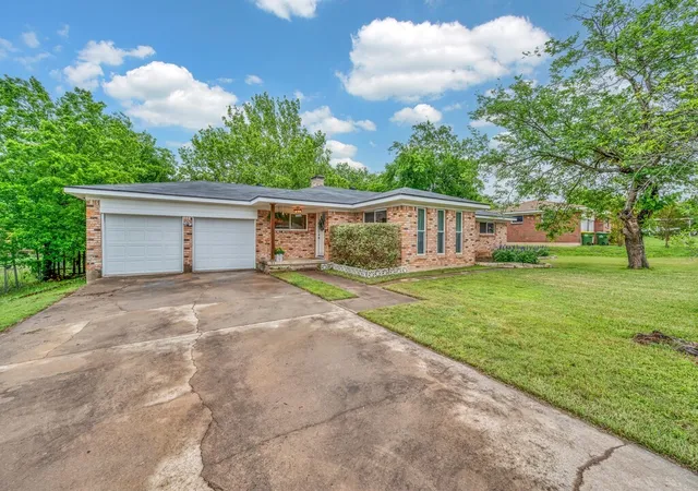 Homes for sale in Woodway, TX | 7741 Fairway Rd, Woodway, TX 76712 | MLS# 21248289