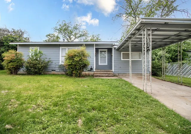 Homes for sale in Brady, TX | 1928 S Walnut St, Brady, TX 76825 | MLS# 21246616