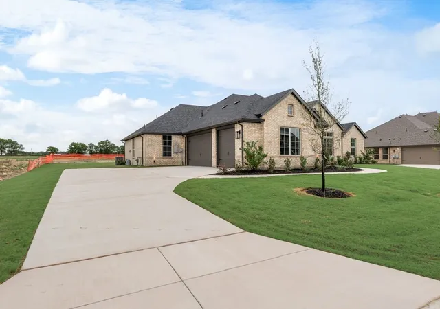 Photo 3 of Single family home for sale at 9317 Wood Duck Dr, Justin, TX 76247 | MLS# 21248507 | Listing updated on 2026-08-20