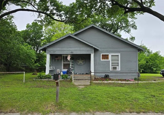 Homes for sale in Gainesville, TX | 811 Mill St, Gainesville, TX 76240 | MLS# 21245868
