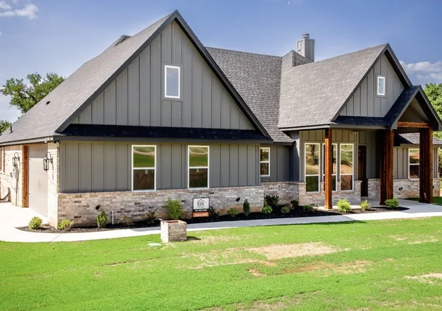 Photo 4 of Single family home for sale at 128 Oak Springs Ln, Weatherford, TX 76087 | MLS# 21248930 | Listing updated on 2026-08-27