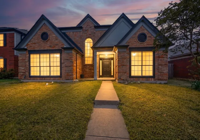Photo 3 of Sale Pending at 2101 Walden Pl, Mesquite, TX 75181 | MLS# 21248809 | Listing updated on 2026-07-13