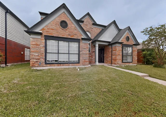 Photo 4 of Sale Pending at 2101 Walden Pl, Mesquite, TX 75181 | MLS# 21248809 | Listing updated on 2026-07-13