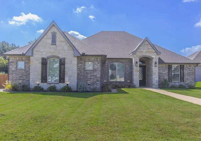 Photo 1 of Single family home for sale at 233 Fox Run Ln, Waco, TX 76706 | MLS# 21248900 | Listing updated on 2026-08-22
