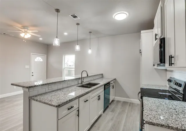 Photo 4 of Sale Pending at 1609 Daniel St, Fort Worth, TX 76104 | MLS# 21248330 | Listing updated on 2026-09-25