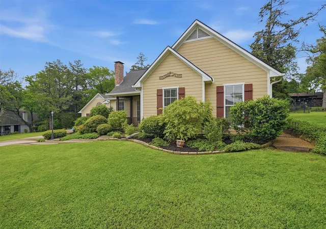 Photo 3 of Single family home for sale at 621 Kiowa Dr E, Gainesville, TX 76240 | MLS# 21248323 | Listing updated on 2026-07-26