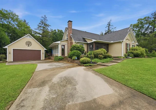 Photo 3 of Single family home for sale at 621 Kiowa Dr E, Gainesville, TX 76240 | MLS# 21248323 | Listing updated on 2026-07-26