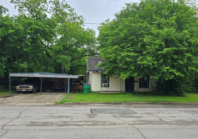 Homes for sale in Gainesville, TX | 1406 E Garnett St, Gainesville, TX 76240 | MLS# 21249175